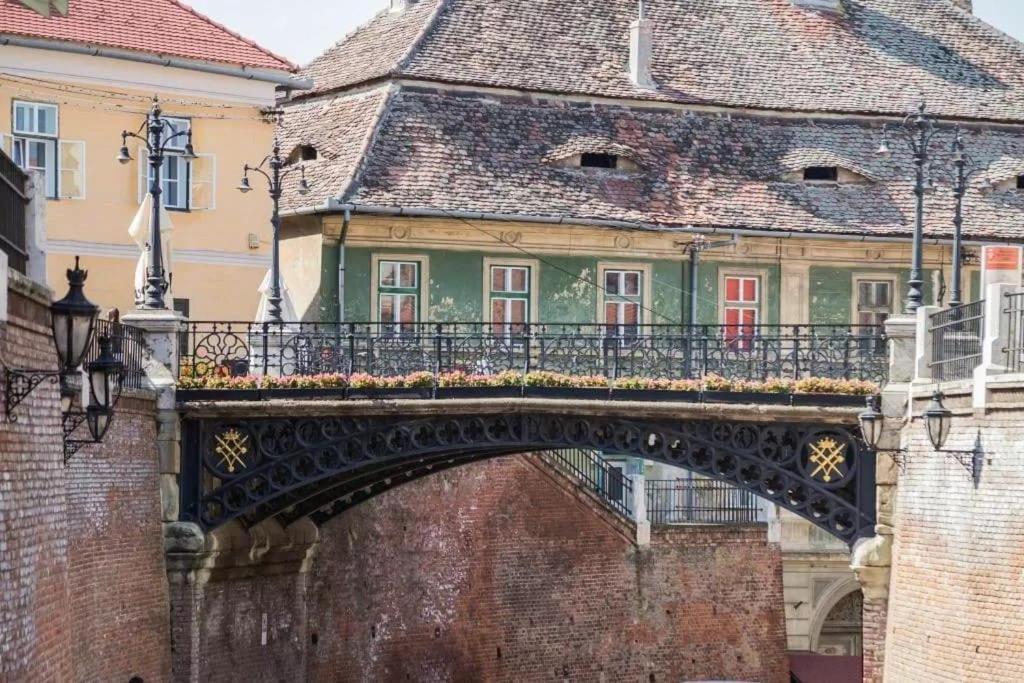 The Bridge Of Lies Apartment Sibiu Bagian luar foto
